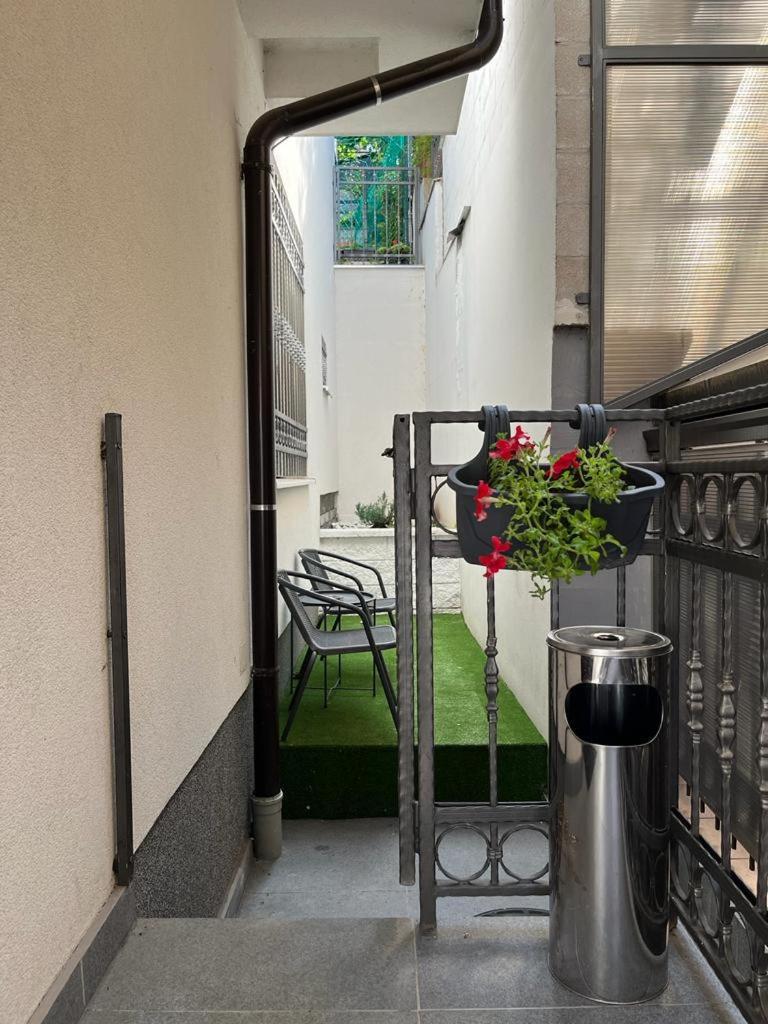 Golden Gate Apartment